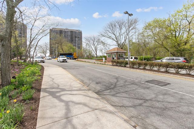 269-10 Grand Central Parkway 18 G, Floral Park, NY 11005