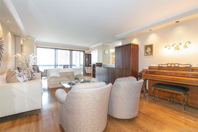 269-10 Grand Central Parkway 18 G, Floral Park, NY 11005