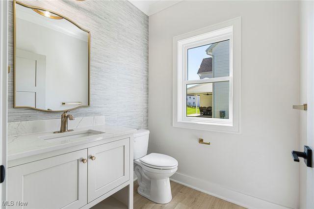 550 Woodlands Glen Avenue, Hartville, OH 44632