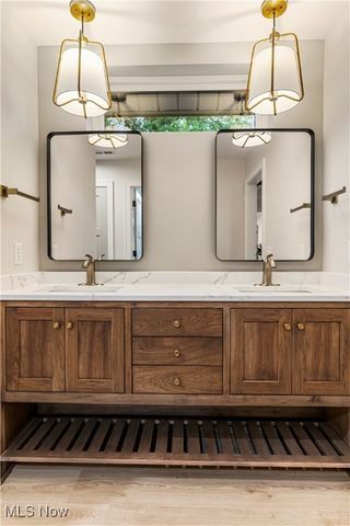 550 Woodlands Glen Avenue, Hartville, OH 44632