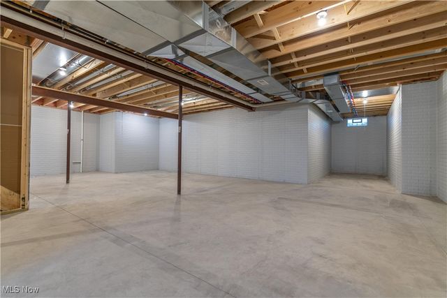 550 Woodlands Glen Avenue, Hartville, OH 44632