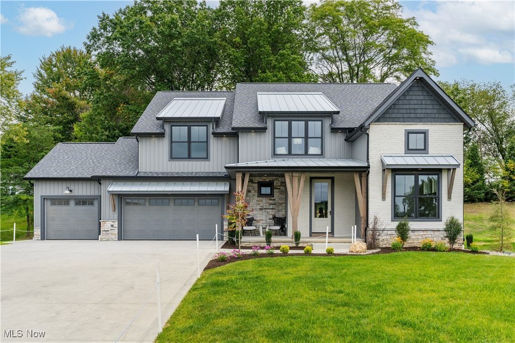 550 Woodlands Glen Avenue, Hartville, OH 44632