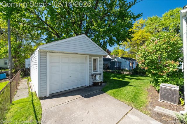 2216 Mapledale Street, Ferndale, MI 48220
