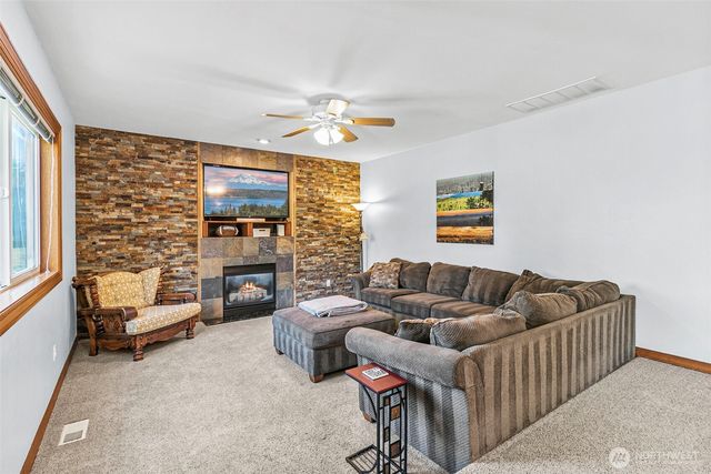 403 207th Avenue E, Lake Tapps, WA 98391