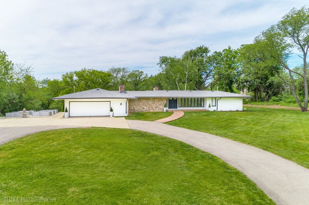 Image 1 of property listing at 312 Ridge Road, Barrington Hills, IL 60010