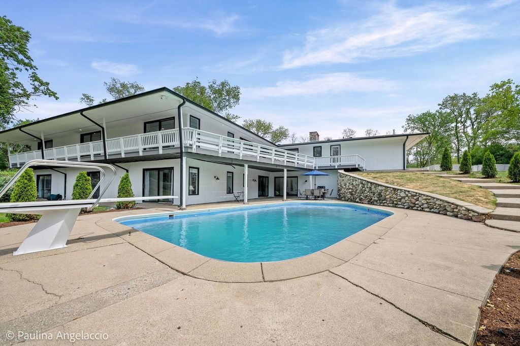 Image 2 of property listing at 312 Ridge Road, Barrington Hills, IL 60010