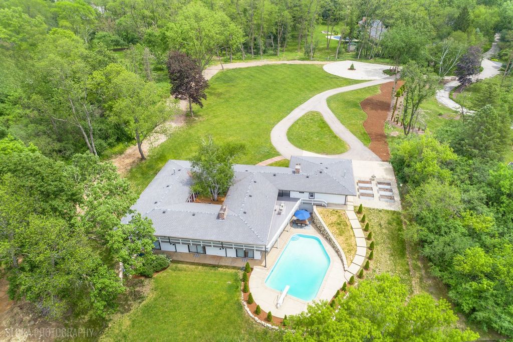 Image 3 of property listing at 312 Ridge Road, Barrington Hills, IL 60010