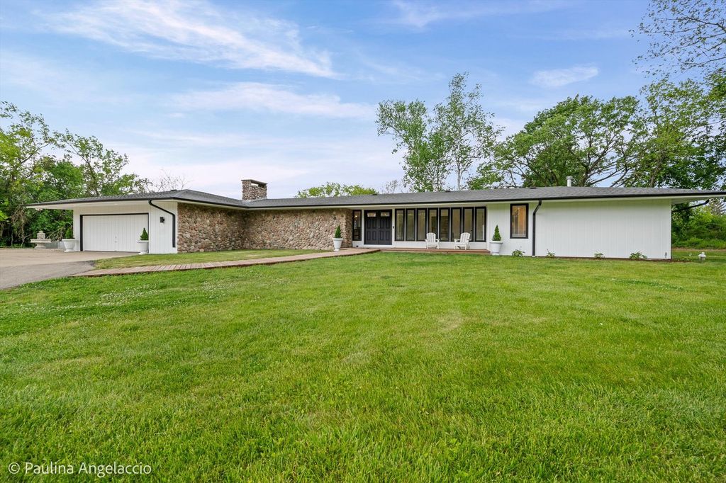 Image 4 of property listing at 312 Ridge Road, Barrington Hills, IL 60010