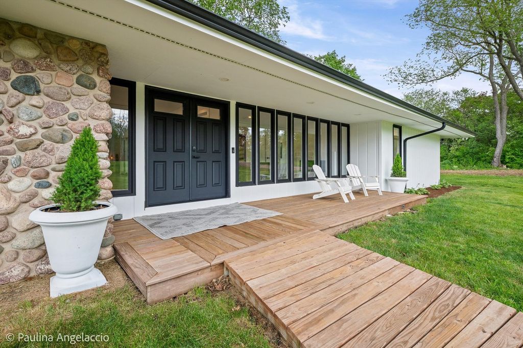 Image 5 of property listing at 312 Ridge Road, Barrington Hills, IL 60010