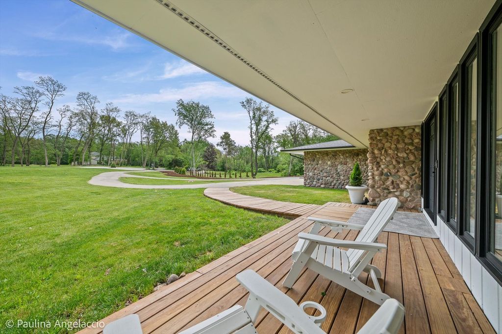 Image 6 of property listing at 312 Ridge Road, Barrington Hills, IL 60010