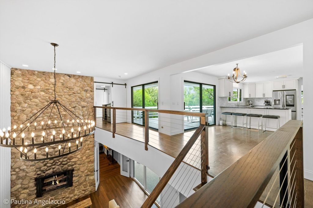 Image 9 of property listing at 312 Ridge Road, Barrington Hills, IL 60010