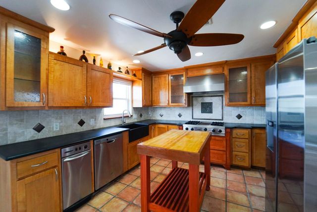 557 Pompano Street, Hitchcock, TX 77563