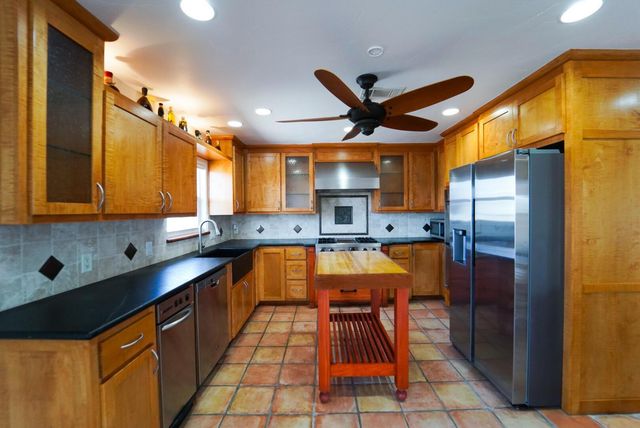 557 Pompano Street, Hitchcock, TX 77563