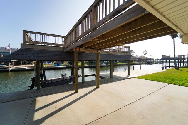 557 Pompano Street, Hitchcock, TX 77563