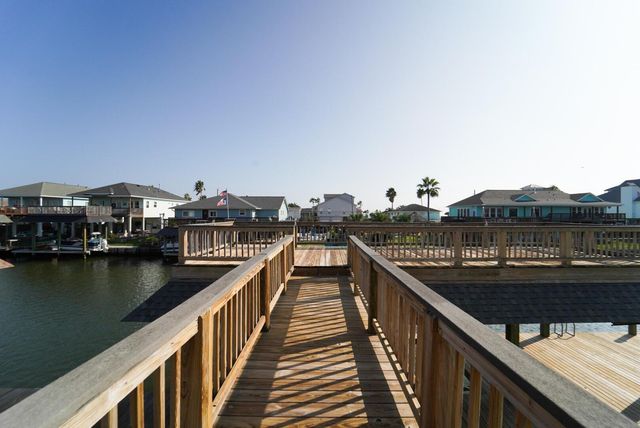 557 Pompano Street, Hitchcock, TX 77563