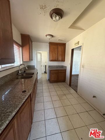 1942 W 76th Street, Los Angeles, CA 90047