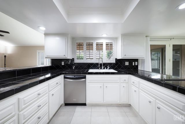2000 Ashe Road 18, Bakersfield, CA 93309