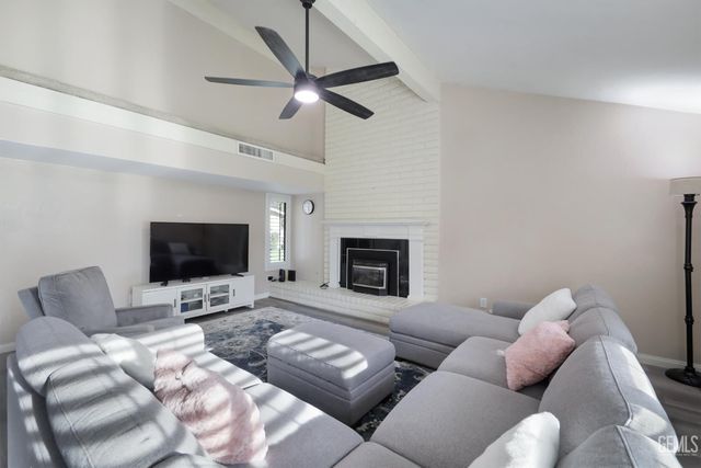 2000 Ashe Road 18, Bakersfield, CA 93309