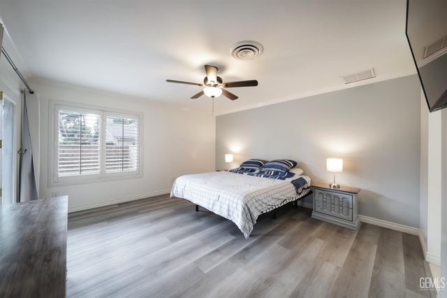 2000 Ashe Road 18, Bakersfield, CA 93309