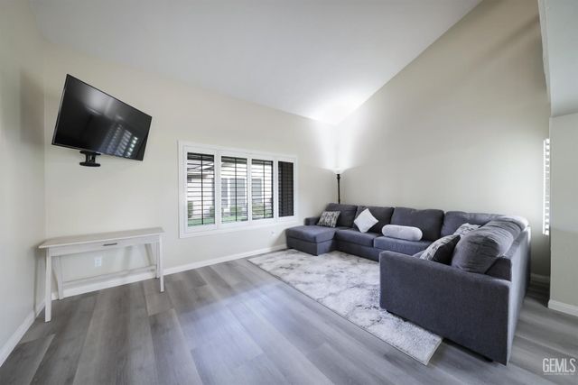 2000 Ashe Road 18, Bakersfield, CA 93309