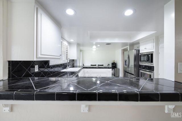 2000 Ashe Road 18, Bakersfield, CA 93309