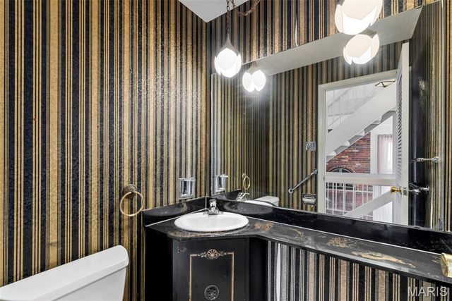 11054 Thousand Oaks Drive, St Louis, MO 63136