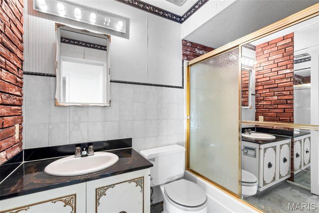 11054 Thousand Oaks Drive, St Louis, MO 63136