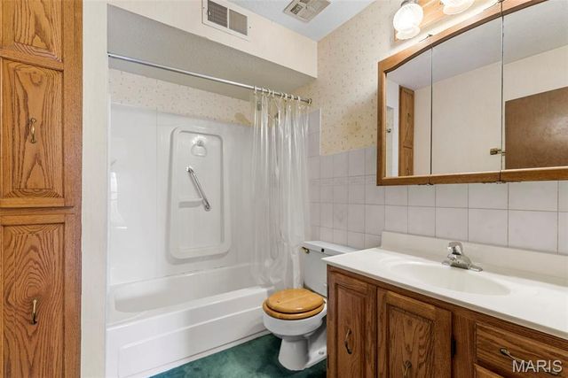 11054 Thousand Oaks Drive, St Louis, MO 63136