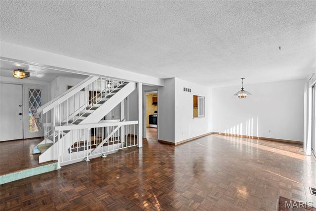 11054 Thousand Oaks Drive, St Louis, MO 63136