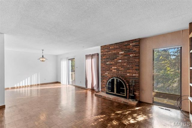 11054 Thousand Oaks Drive, St Louis, MO 63136