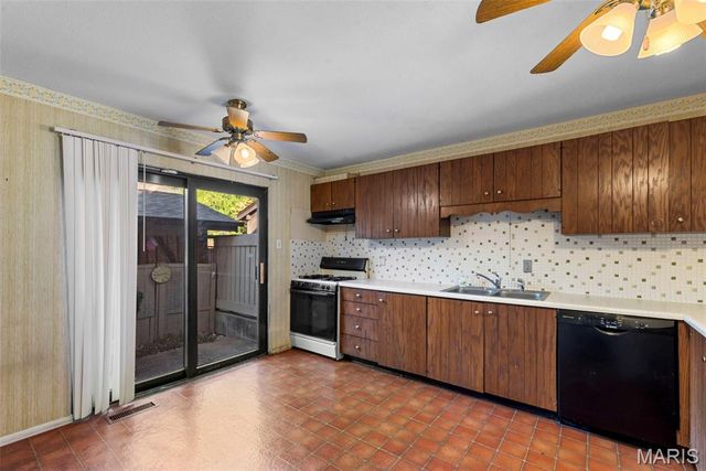 11054 Thousand Oaks Drive, St Louis, MO 63136