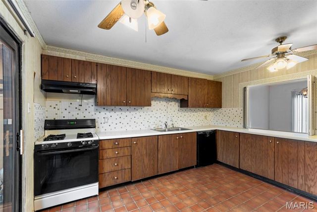 11054 Thousand Oaks Drive, St Louis, MO 63136