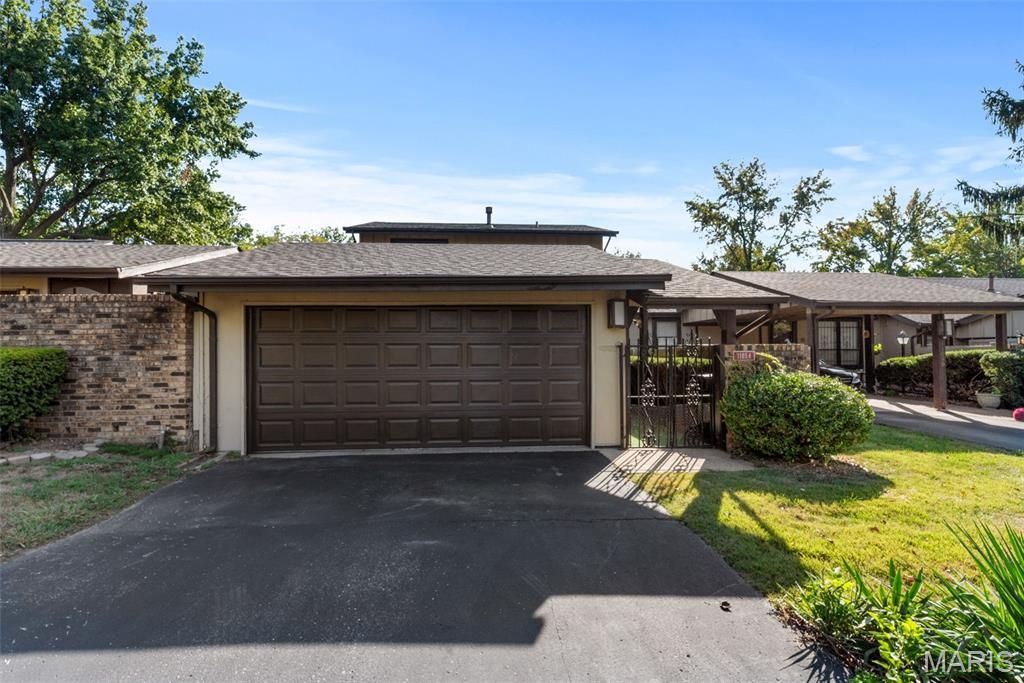 11054 Thousand Oaks Drive, St Louis, MO 63136