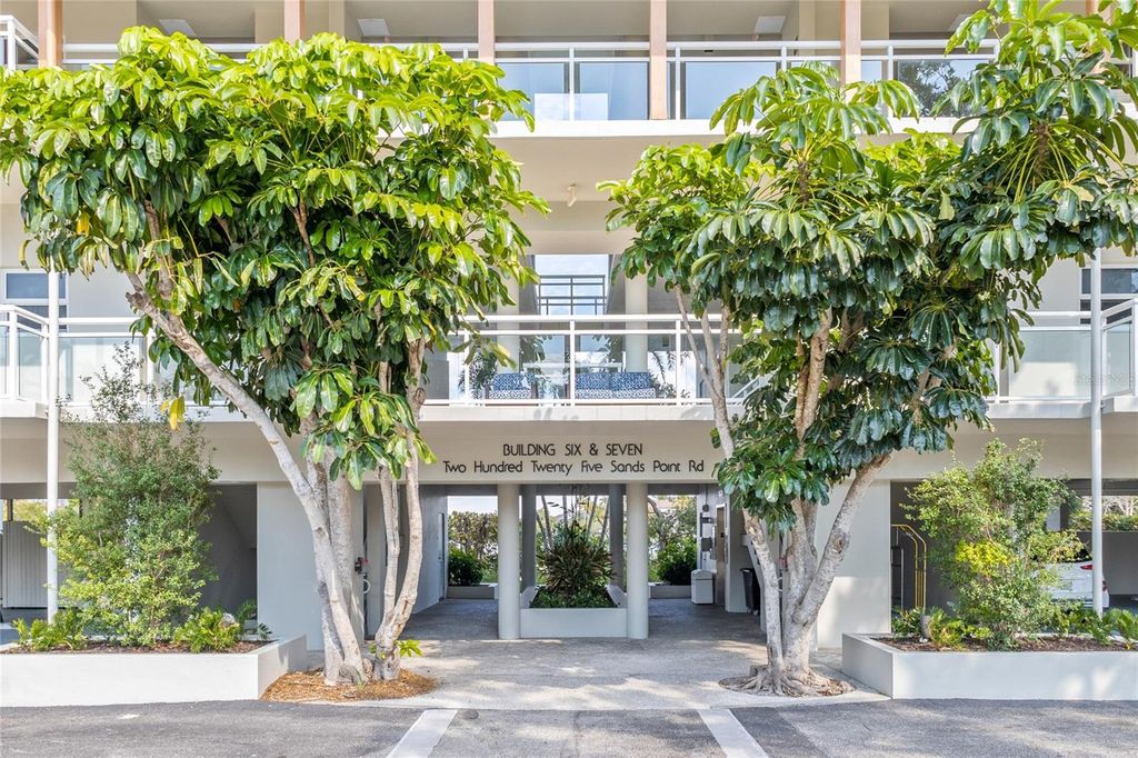 Image 2 of property listing at 225 SANDS POINT ROAD 7101, Longboat Key, FL 34228