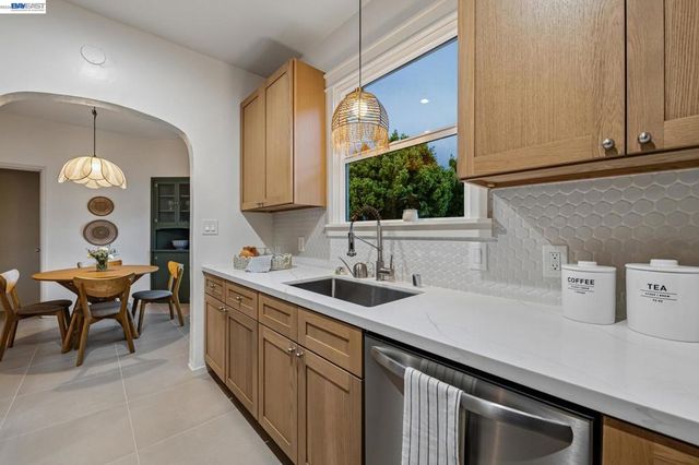 467 Santa Clara Ave, Alameda, CA 94501
