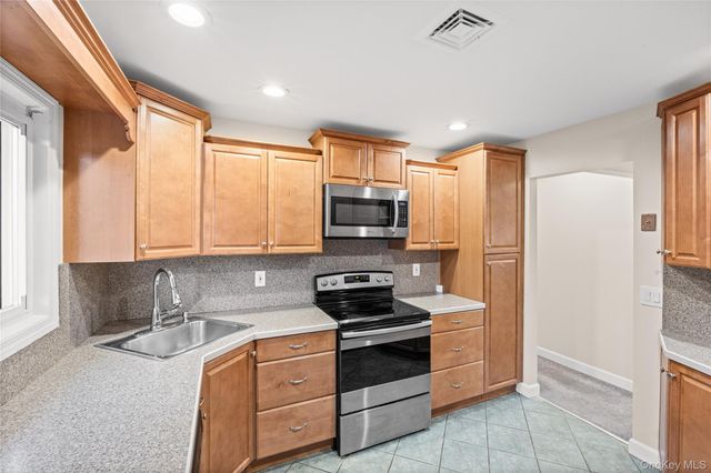 1091 Gardiner Drive, Bay Shore, NY 11706