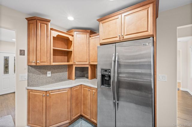 1091 Gardiner Drive, Bay Shore, NY 11706