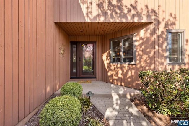 19 Indian Field Court, Mahwah, NJ 07430