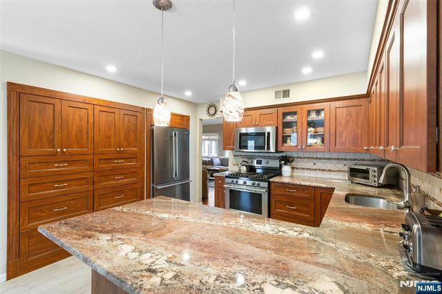 19 Indian Field Court, Mahwah, NJ 07430