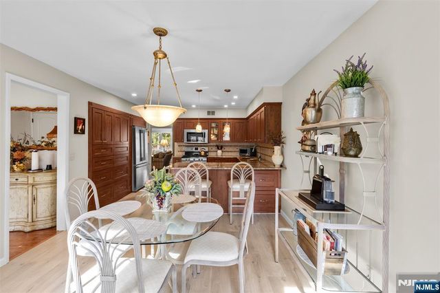 19 Indian Field Court, Mahwah, NJ 07430