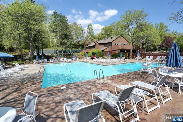 19 Indian Field Court, Mahwah, NJ 07430