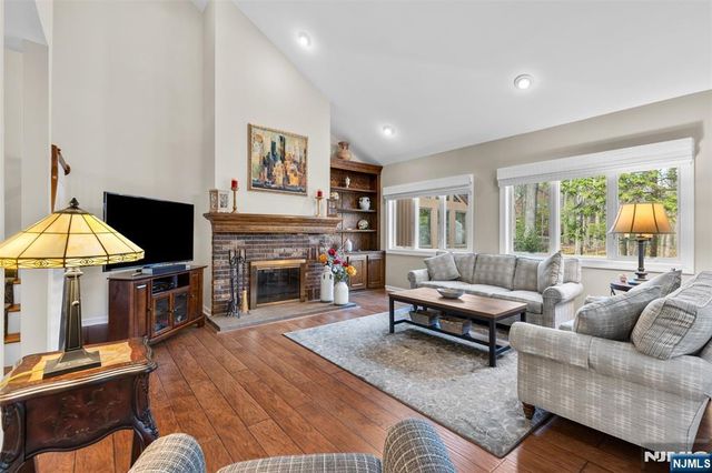 19 Indian Field Court, Mahwah, NJ 07430