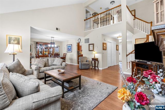 19 Indian Field Court, Mahwah, NJ 07430