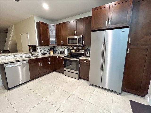 2042 Madeira Dr, Weston, FL 33327