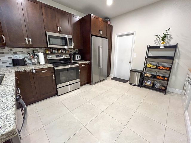 2042 Madeira Dr, Weston, FL 33327