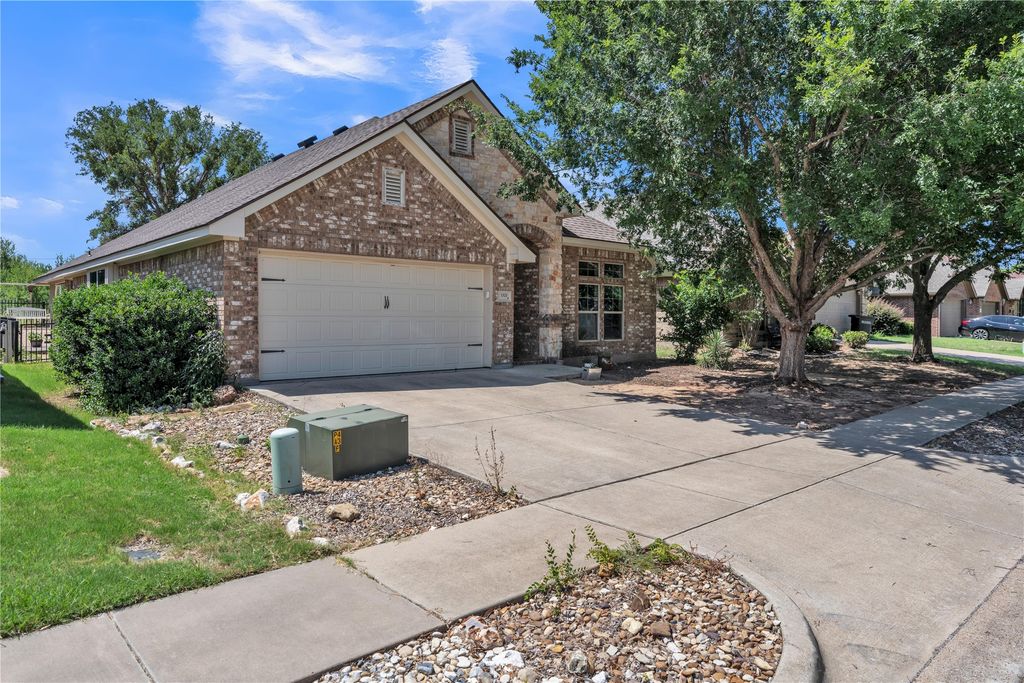 1321 Lauren Lane, Granbury, TX 76048