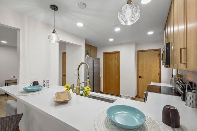 7026 Heather Glen DRIVE, Madison, WI 53719