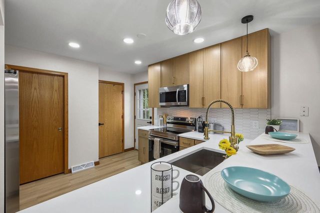 7026 Heather Glen DRIVE, Madison, WI 53719