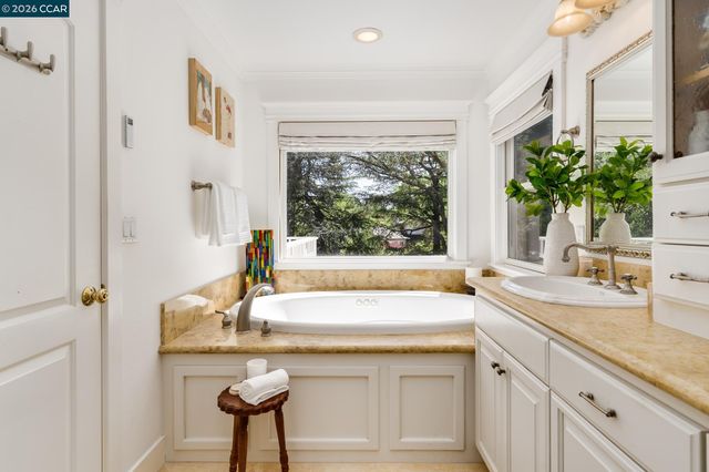 2490 Lunada Ln, Alamo, CA 94507