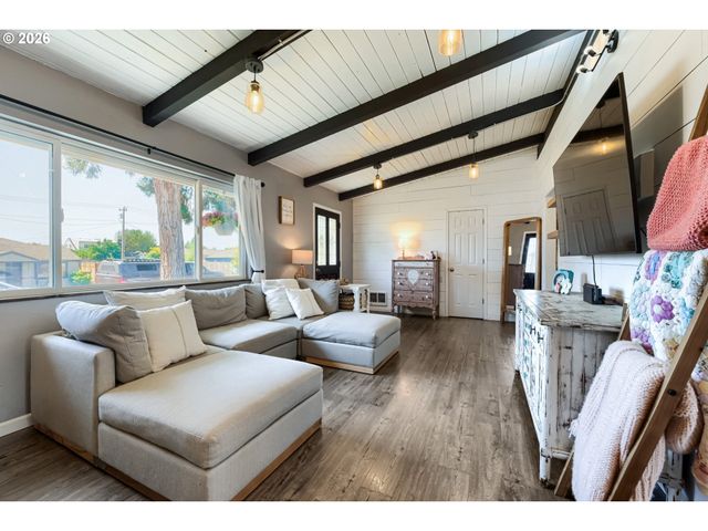 310 Ne 4TH Ave, Canby, OR 97013